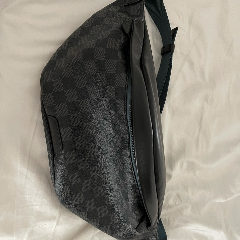 Louis vuttion discovery bum bag in ebene print black and grey